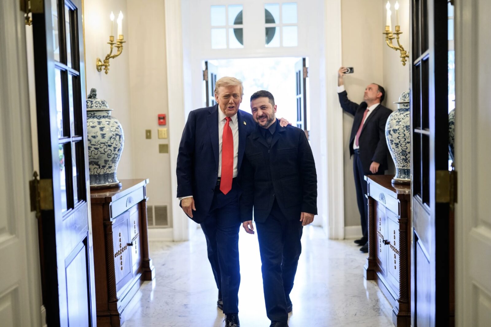 Trump møder Zelenskyj i Det Hvide Hus. sikkerhedsstrategi for USA.