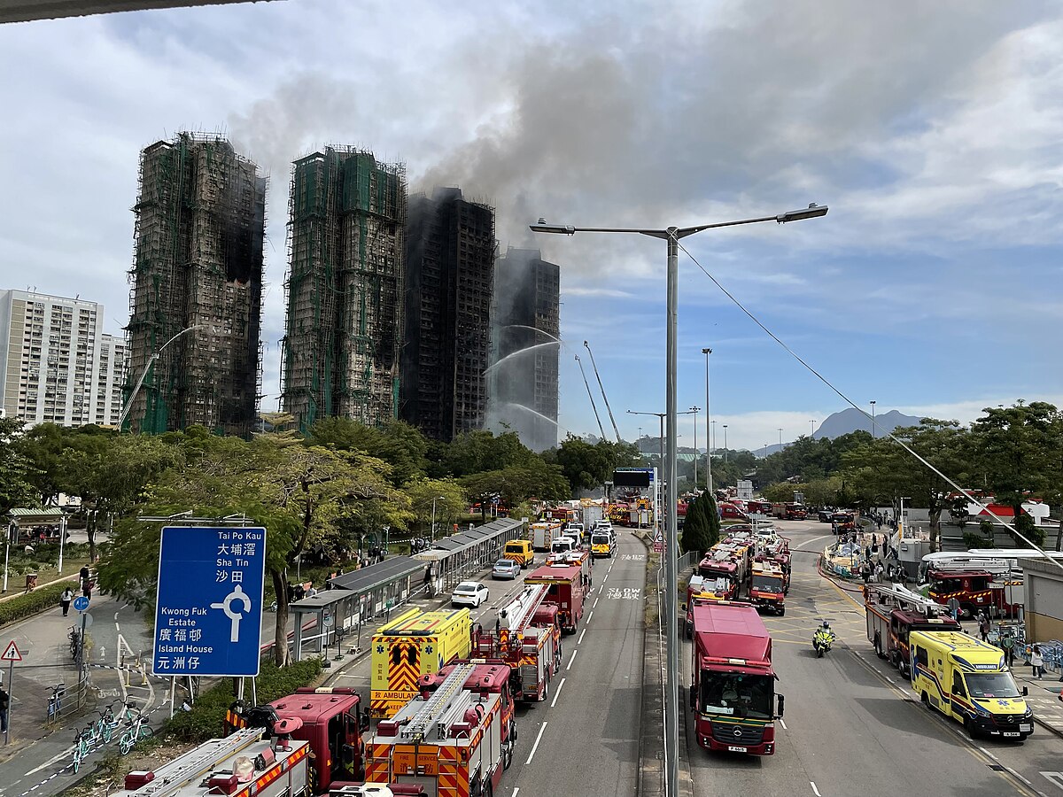 Dagen efter storbrand i Hong Kong, hvor styret i Bejing gør alt for at kontrollere reaktionerne 
