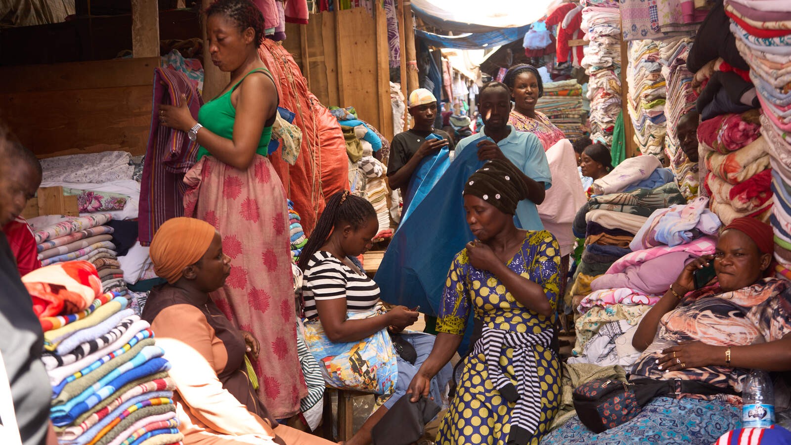 Modeindustriens genbrugsmarked i Kampala, Uganda.