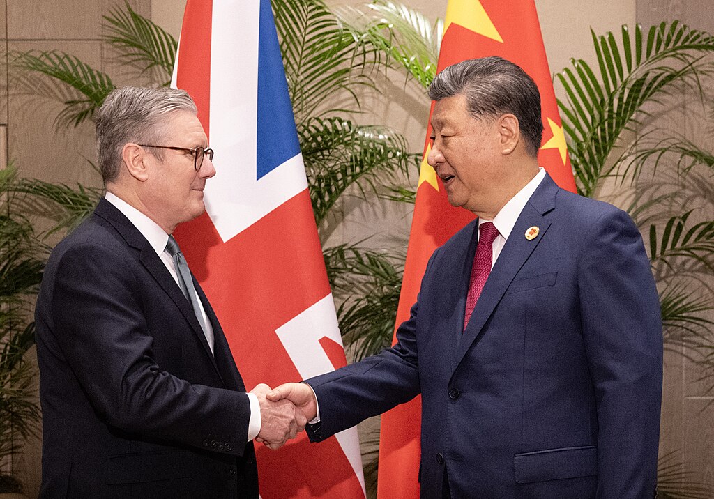 Starmer and XI under G20 i Brasilien, nov. 2024.

Foto:  Simon Dawson fra det britiske regeringskontor via Wikimedia Commons.
