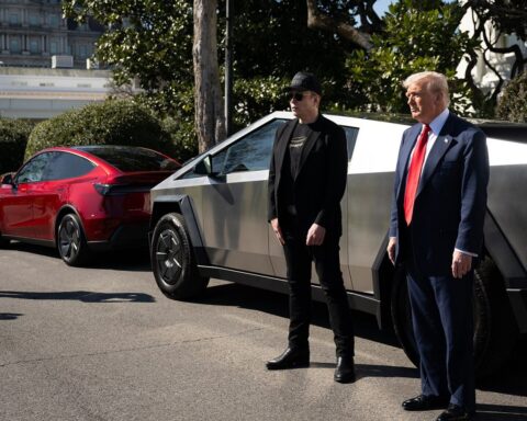 Teslabrandet forsøges reddet af Trump