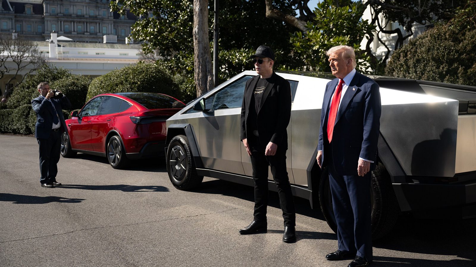 Teslabrandet forsøges reddet af Trump