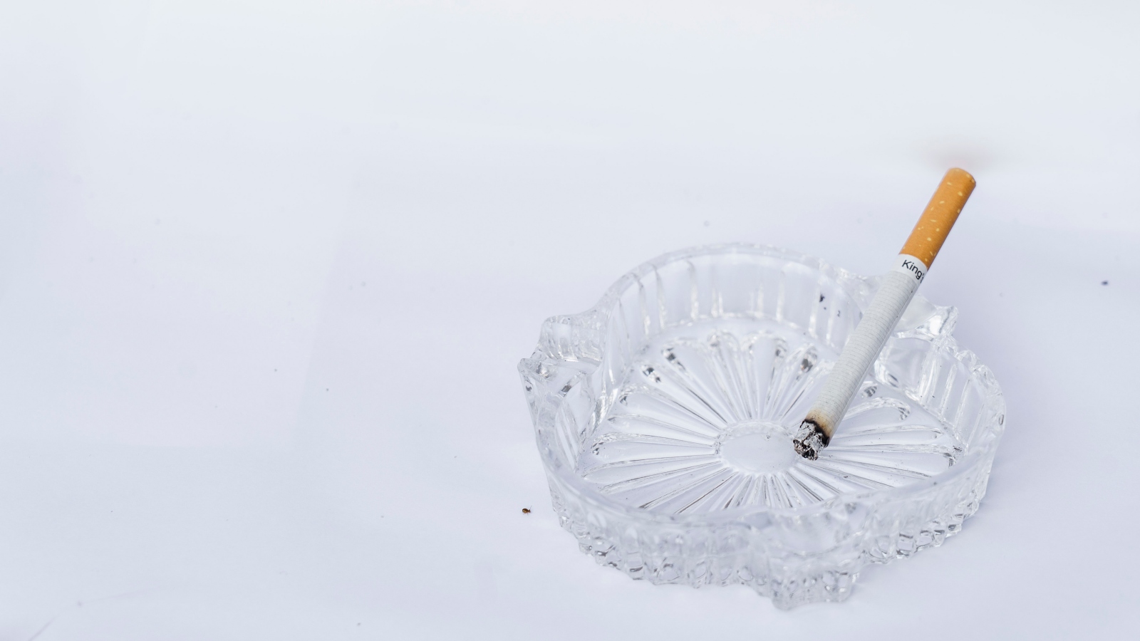 Lidt røg fra en cigaret i et askebæger.