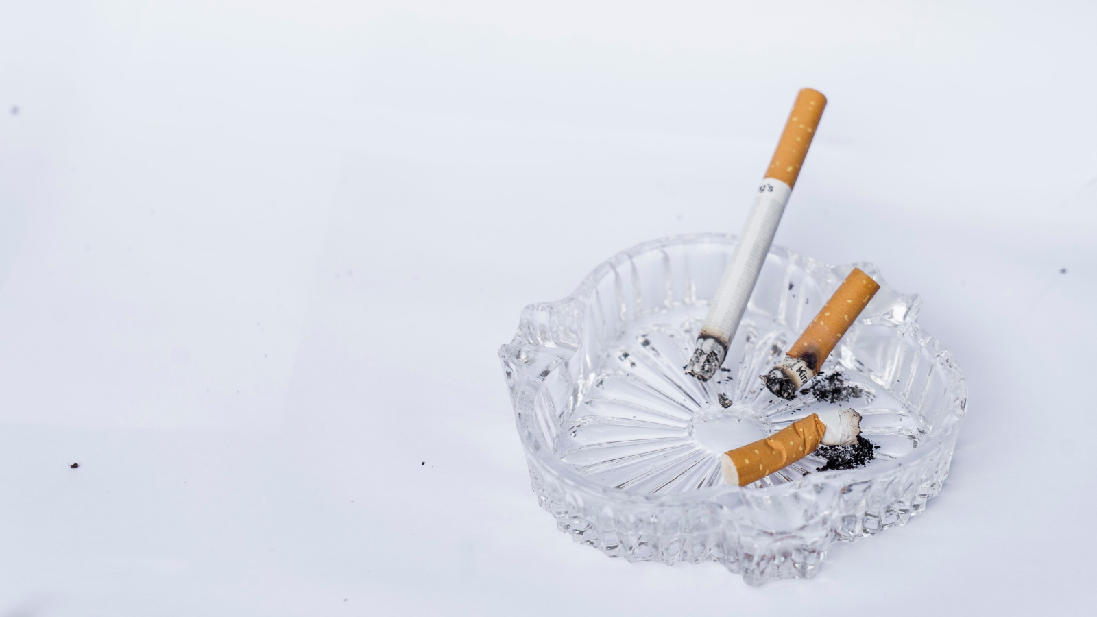 cigaretrygning og askebæger