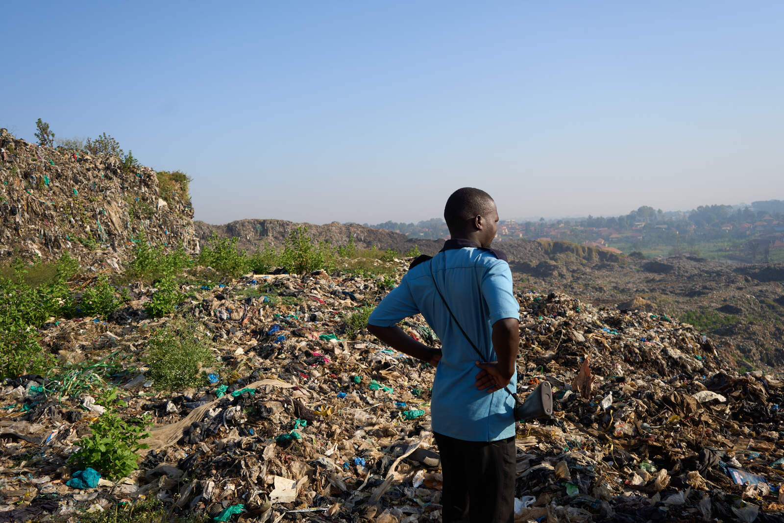 Vestens overforbrug af tøj ender som affald på losseplads og andre steder i Uganda.