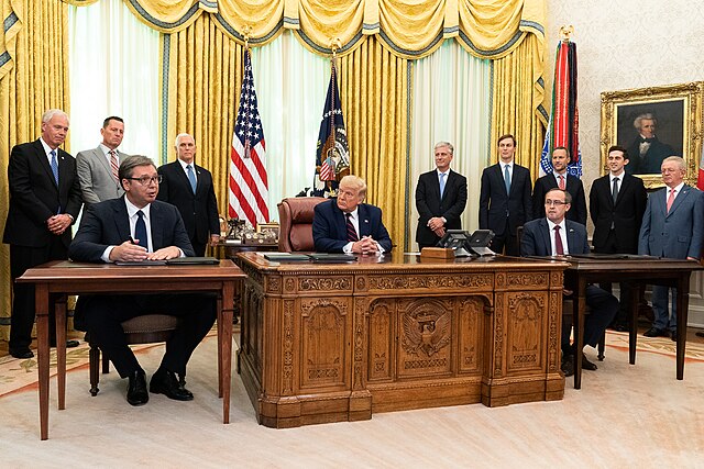 Serbien vil ikke anerkende Kosovo før der er etableret organisation som giver særlige friheder til de ni kommuner, der har serbisk flertal. Kosovo vil ikke etablere organisation, før Serbien har anerkendt dem. 