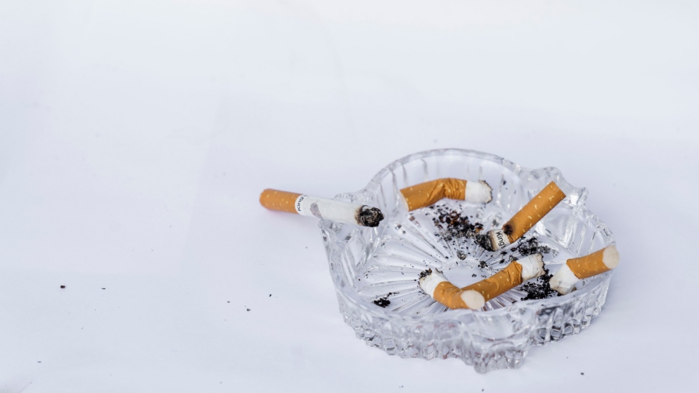 rygning: cigaretter i et askebæger