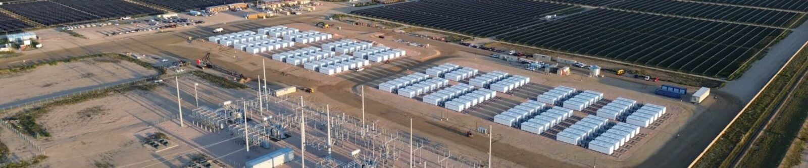 Batteripark i USA. Når solen skinner kan grøn strøm gemmes og bruges om natten
