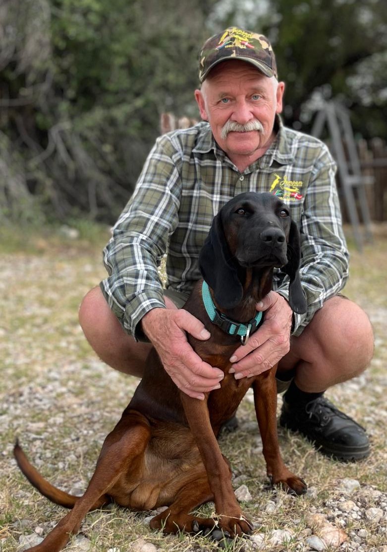 Foto af Holger Krogsgaard Jensen med sin hund taler om problemer med jagt på elefanter, især med stødtænder, i Botswana og i andre afrikanske lande.