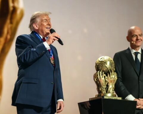 Trump og Infantino fra Fifa på scenen i et skue af narcissisme