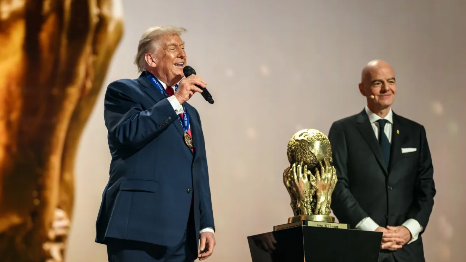 Trump og Infantino fra Fifa på scenen i et skue af narcissisme