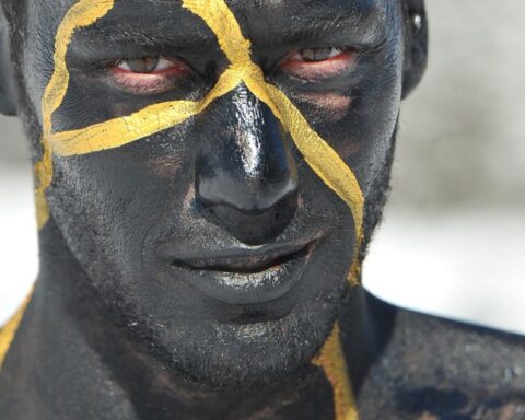 Kintsugi eksemplificeret af en kunstner