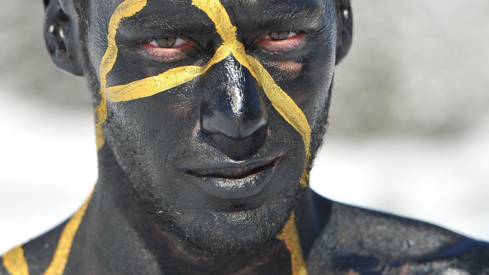 Kintsugi eksemplificeret af en kunstner