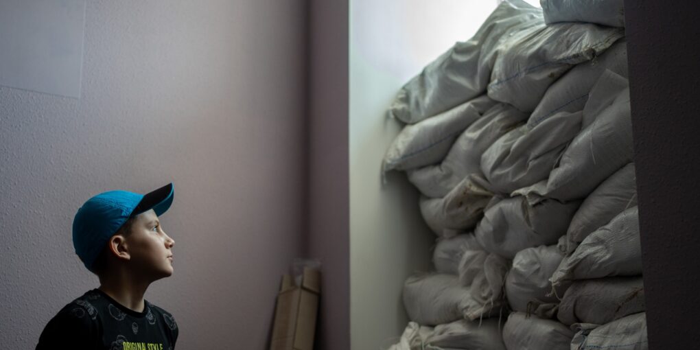 Et udsat barn bag sandsække i Ukrainekrigen