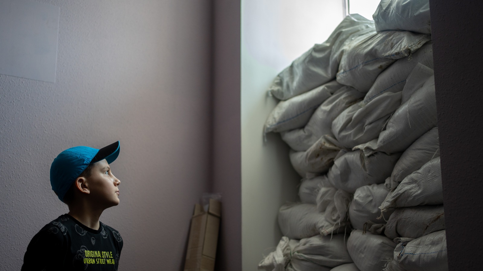 Et udsat barn bag sandsække i Ukrainekrigen