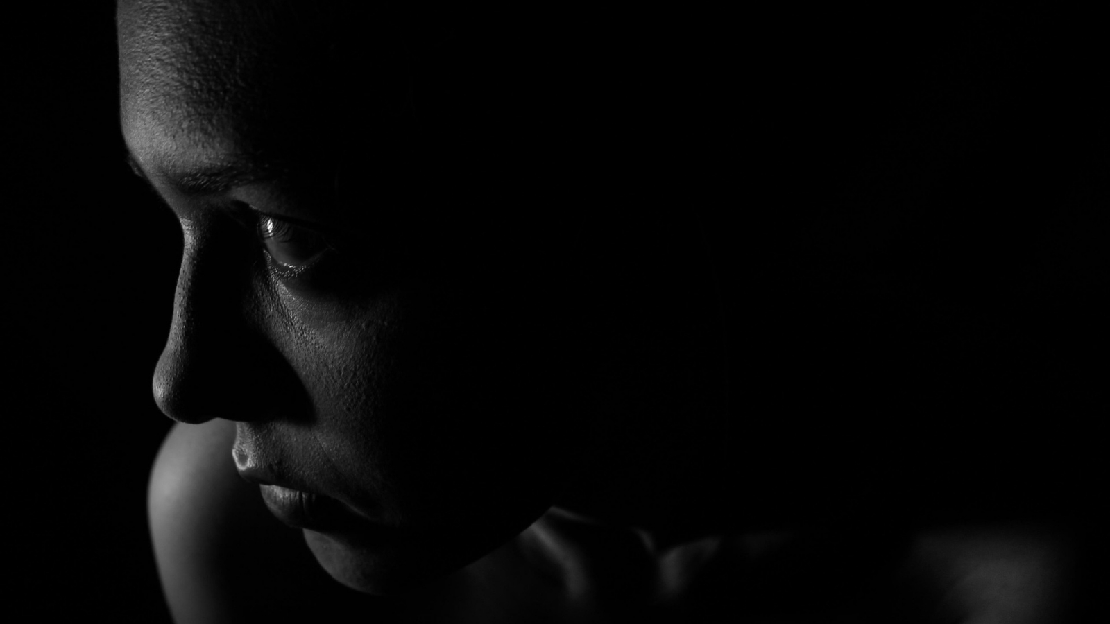 Foto af en bekymret ung i profil som illustration af en ung, der har været udsat for et overgreb.