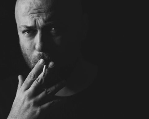 en person der ryger cigaret