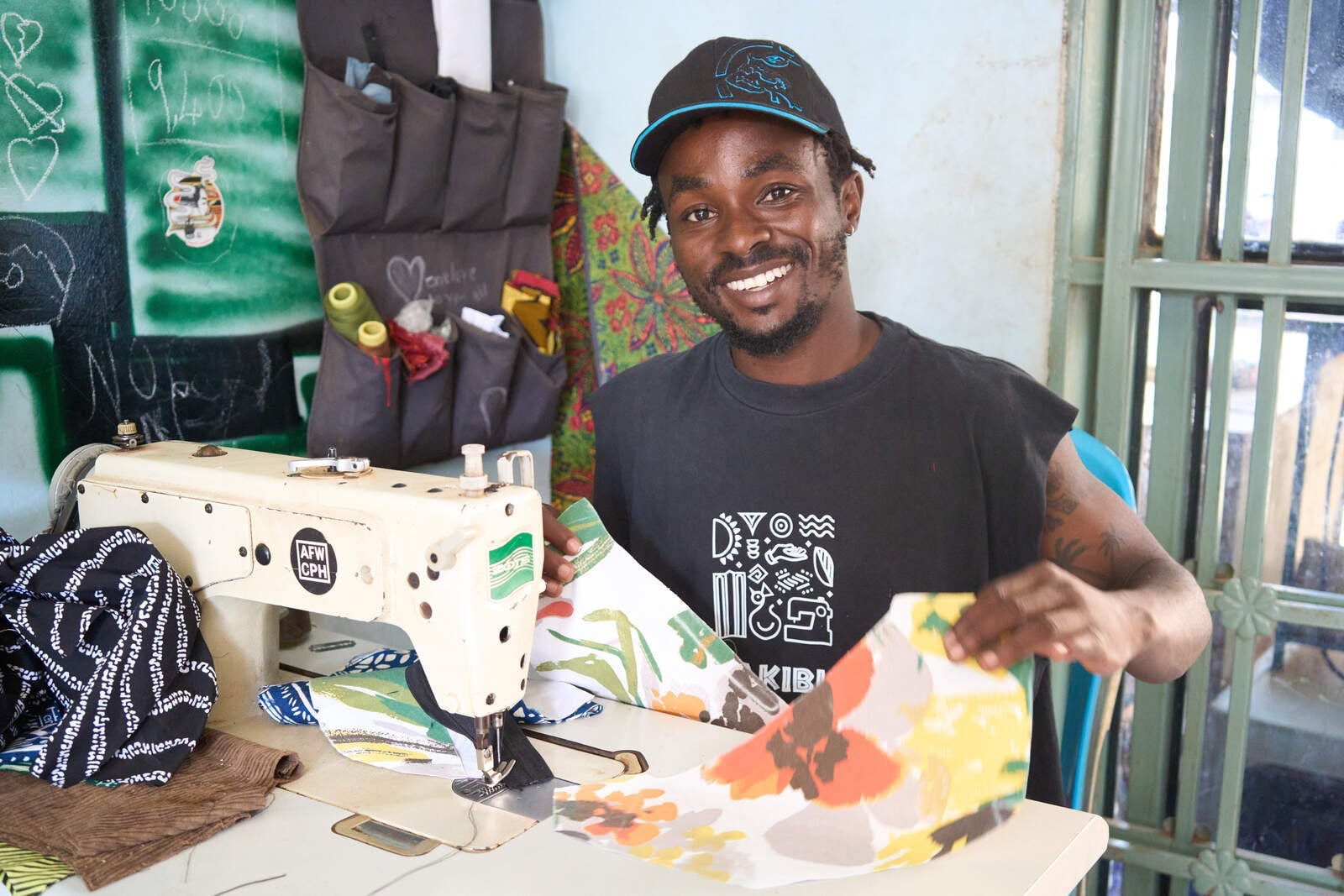 Texus i Uganda skaber genbrugskunst ud af vestens overforbrug af tøj.