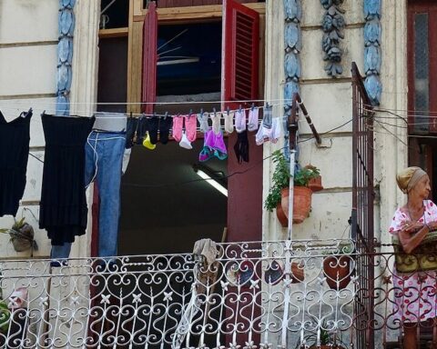 Moskva henter turister hjem fra Cuba og sender olie den anden vej som humanitær bistand