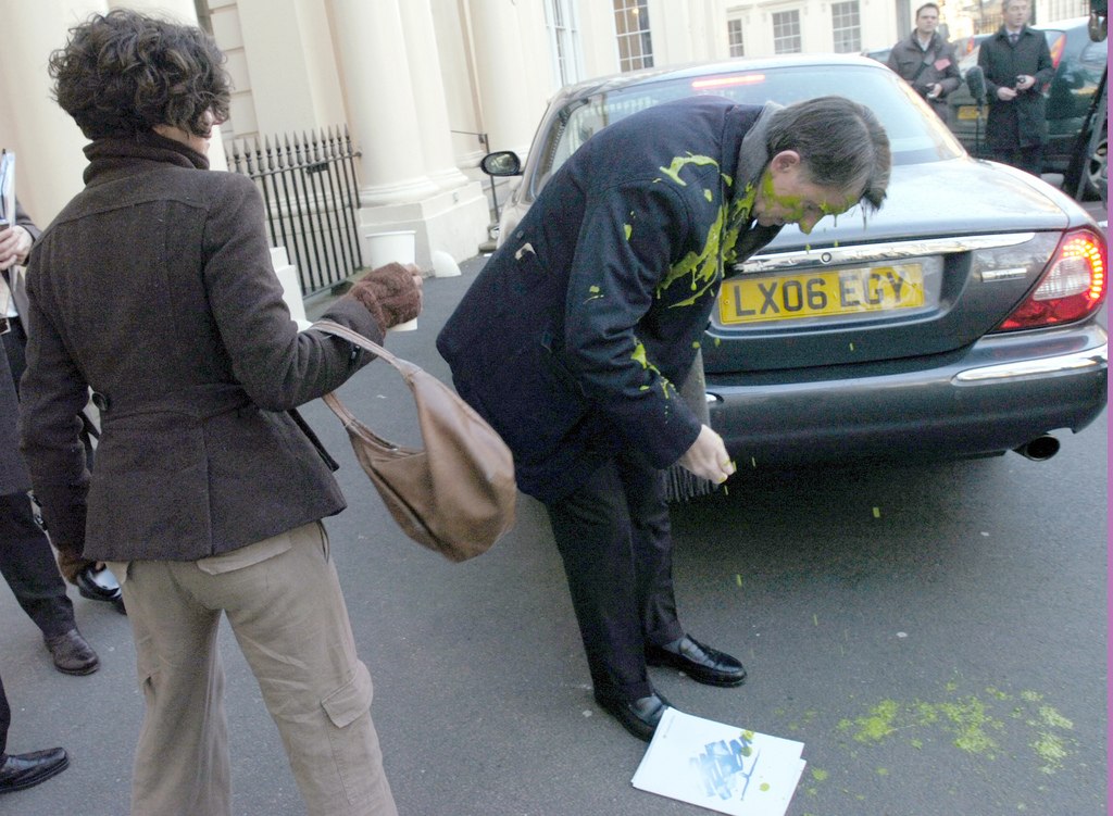 Lord Mandelson i 2009. Klimaaktivister smider slim på ham