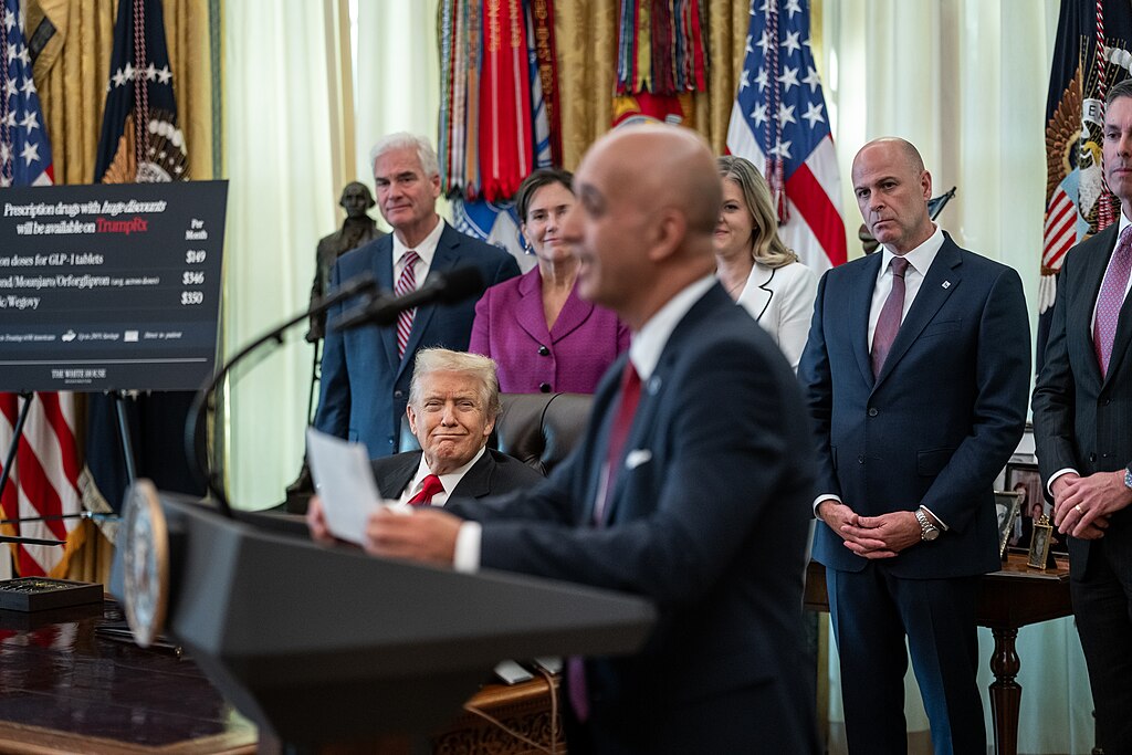 English: President Donald Trump makes an announcement on lowering drug prices alongside pharmaceutical representatives and Cabinet members in the Oval Office, Thursday, November 6, 2025. (Official White House Photo by Abe McNatt)