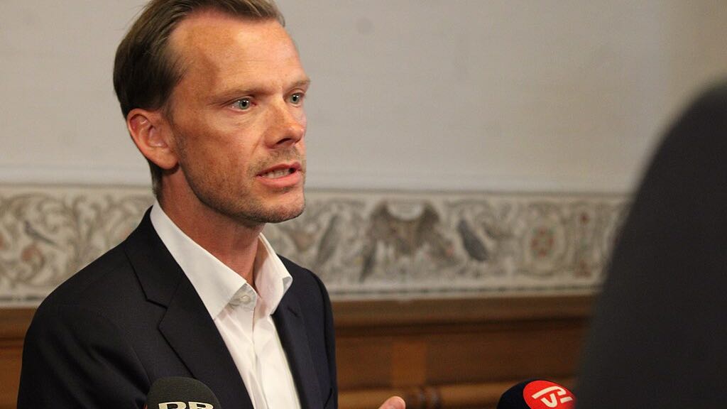 Justitsminister Peter Hummelgaard tager spørgsmål fra journalister i Vandrehallen på Christiansborg efter en hasteforespørgsel.