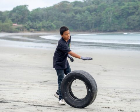 Ecuador kæmper med plastikforurening og faldende fiskebestand: 13-årig samler skrald på stranden
