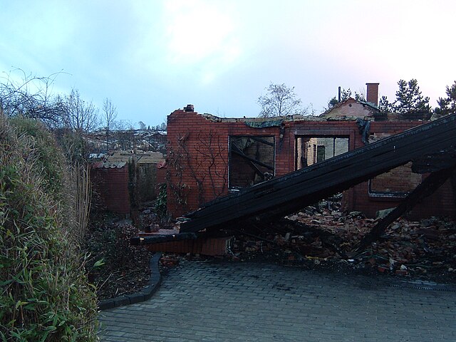 Ødelagt hus i Seest efter eksplosion i 2004.
