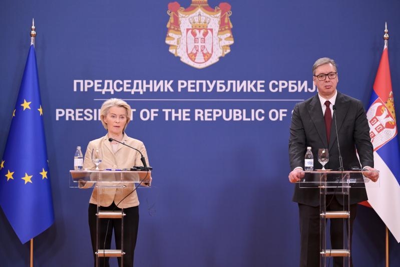 EU-kommissionsformand Ursula von der Leyen og den serbiske præsident til møde i Serbien.