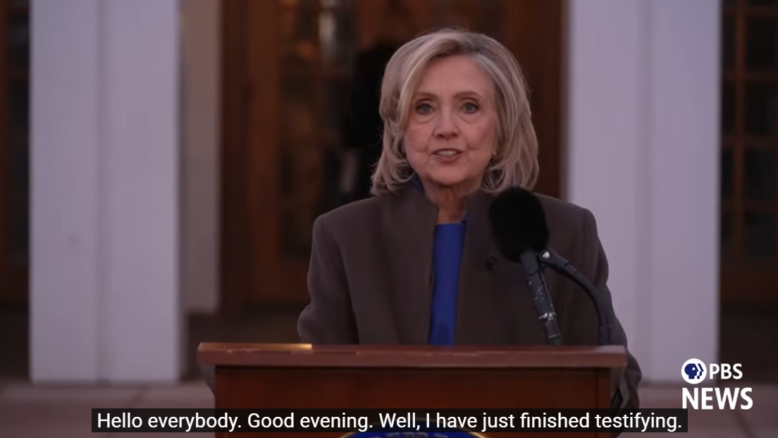 Tildligere udenrigsminister Hillary Clinton gav en pressekonference efter nattens høring om hendes relation til Jeffrey Epstein. Foto: skærmbillede fra PBS News