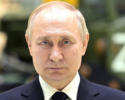 Vi er i krig – men vi lader, som om vi sover