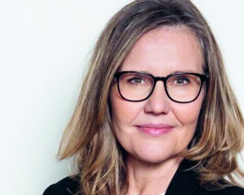 Rikke Viemoses “En anden tid”: En ambitiøs MeToo-roman med kvinden som krænker i mediebranchen