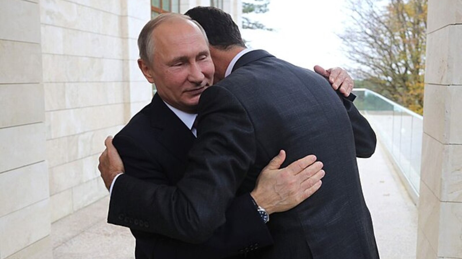Putin og Assad i omfavnelse.