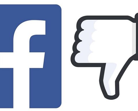 Facebooks logo og en nedadvendt tommelfinger - et dislike
