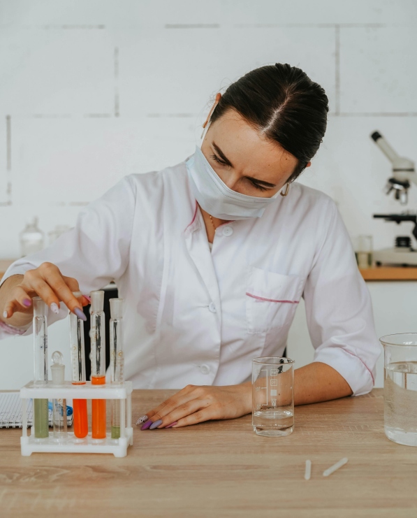 En kvindelig videnskabsperson, måske en rollemodel for yngre kvinder.