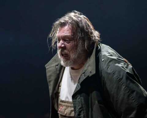 “Onkel Vanja”: Forestillingen begynder i mørke med grisegrynt og griseskrig