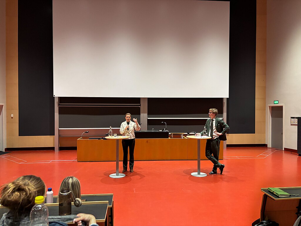 Mette Frederiksen taler til studerende om formueskat, der skal betales af de rigeste.