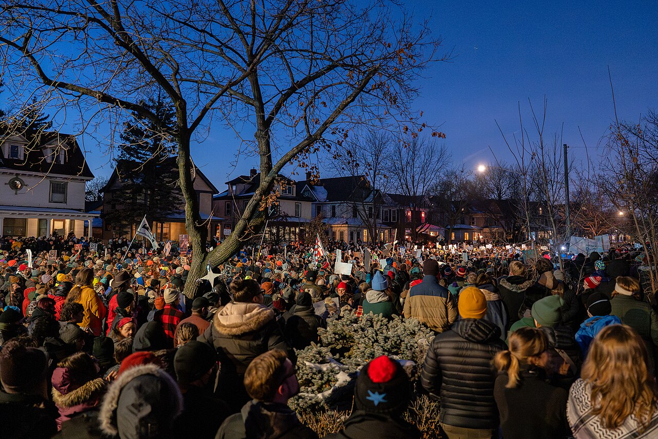 Samling af folk mindes Renee Good i USA, hvor politisk stress er et udtalt fænomen.