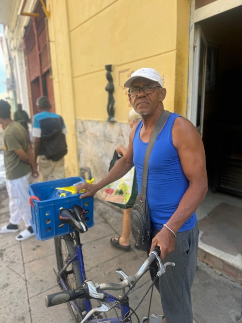 En cyklist i Havana, Cuba, hvor bilisme er blevet for dyrt/umuligt for de fleste.
