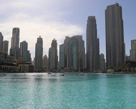Iransk drone rammer olieskib i havnen i Dubai