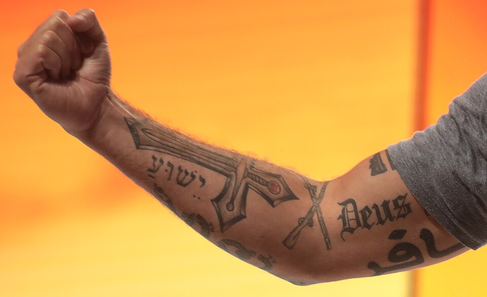 Hegseths demonstrerer med sine tatoveringer, at han forbinder sig til en særlig højreradikal kristendom. 