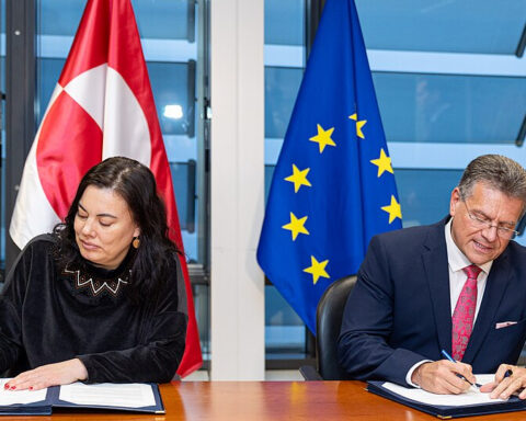 Forhandlinger om ny regering er i gang igen. De to grønlændere har fælles krav