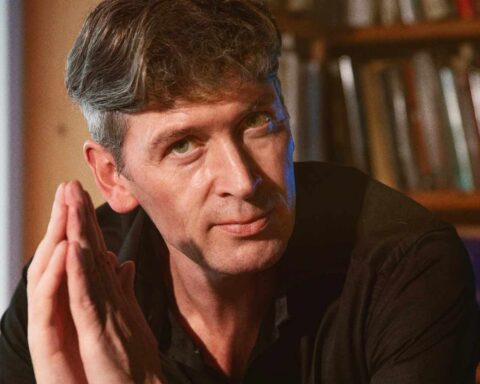 Jesper Wung-Sung tegner konturerne af en kvinde, der vil leve sit eget liv