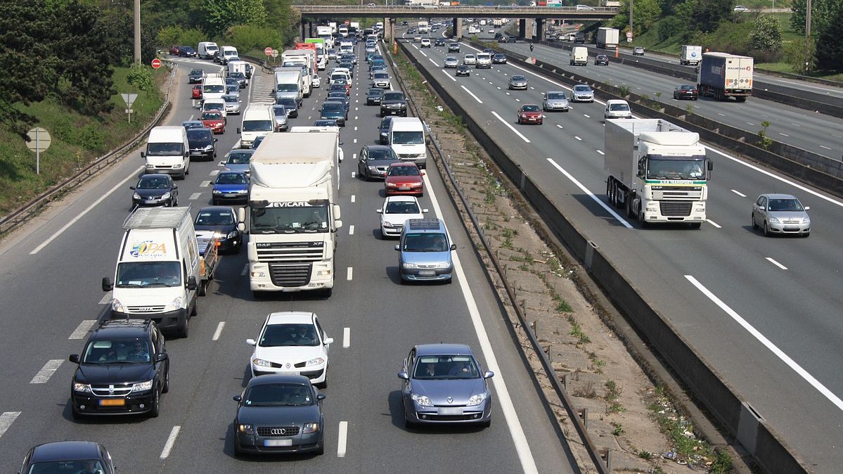 Highway A6 in Fresnes near Paris, France Français : Autoroute A6 à Fresnes près de Paris en France Date 15 April 2011, 13:17:39 Source Own work Author Lionel Allorge