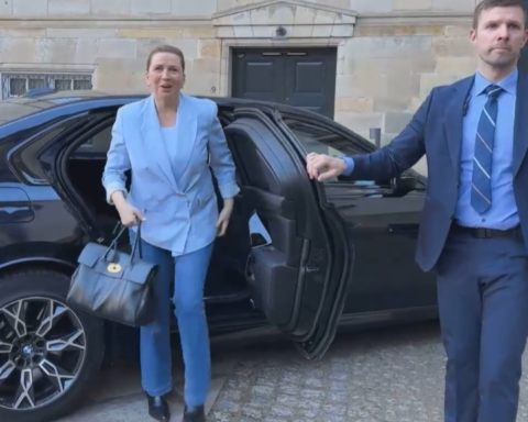 Formand for Socialdemokratiet og fungerende statsminister Mette Frederiksen, ankommer til Statsministeriet, hvor dagens sættemøder finder sted. Foto: skærmbillede fra Berlingske.dk