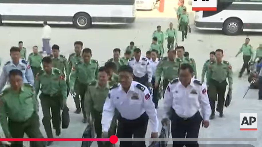 De militært udpegede og valgte medlemmer ankommer til første samling i Myanmars nyvalgte parlament. Skærmbillede fra AP News, 16. marts 2026