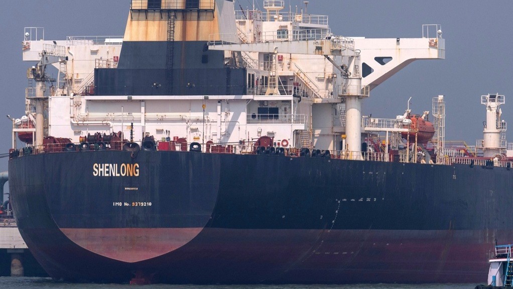 Liberia-flagged tanker Shenlong Suezmax, carrying crude oil from Saudi Arabia, that arrived clearing the Strait of Hormuz, is seen at the Mumbai Port in Mumbai, India, Thursday, March 12, 2026. AP/PTI(AP03_12_2026_000270B) Skærmbillede fra Indian Express