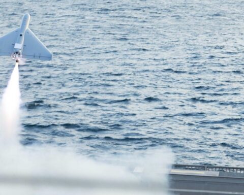 USA advarer om hårdere angreb mod Iran: Flere lande evakuerer borgere fra Mellemøsten