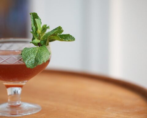 Mix dine cocktails som bartenderen på Hotel Ritz