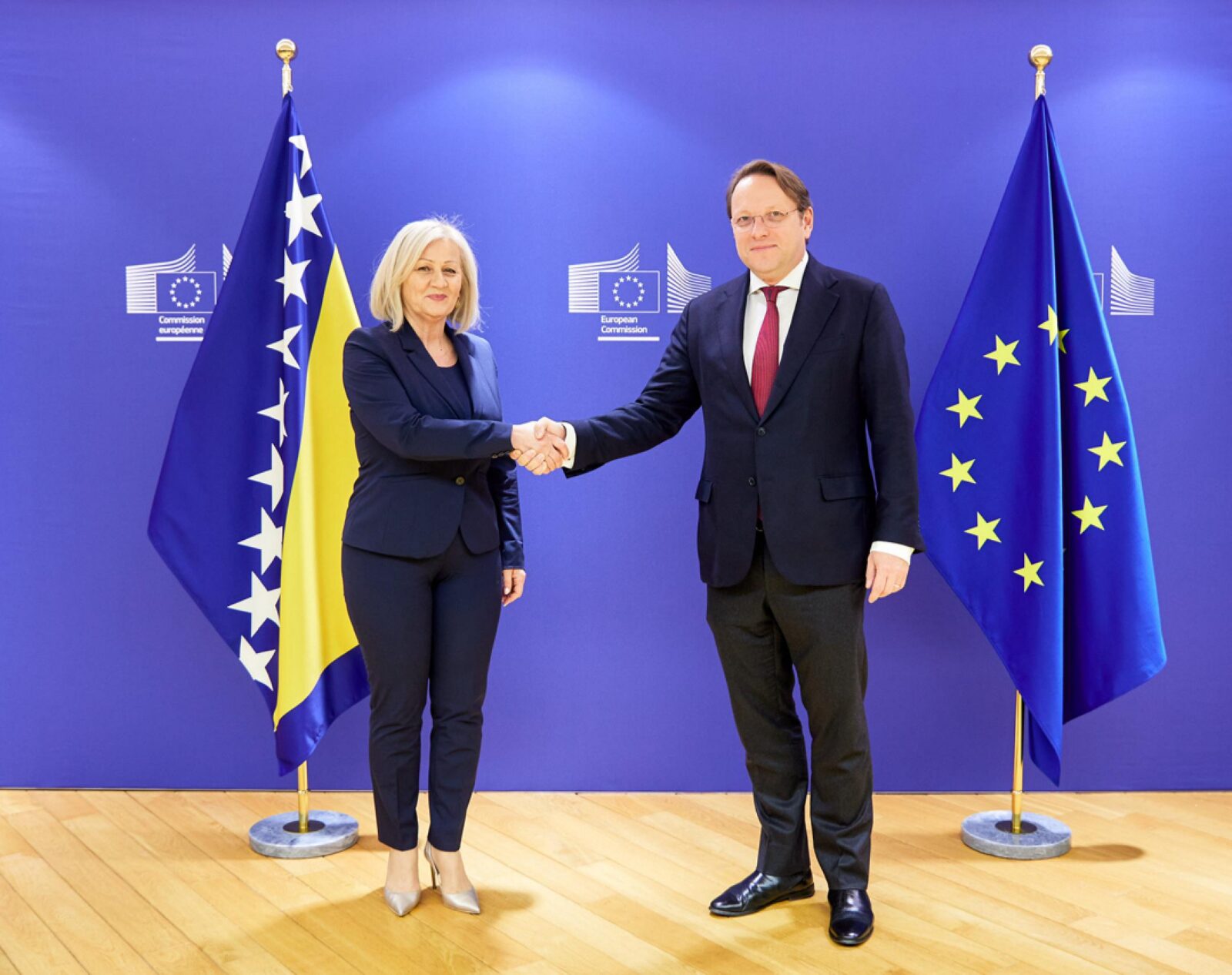 EU-kommissær Varhelyi og forkvinde for ministerrådet i Bosnien Kristo fotograferet ved et møde.